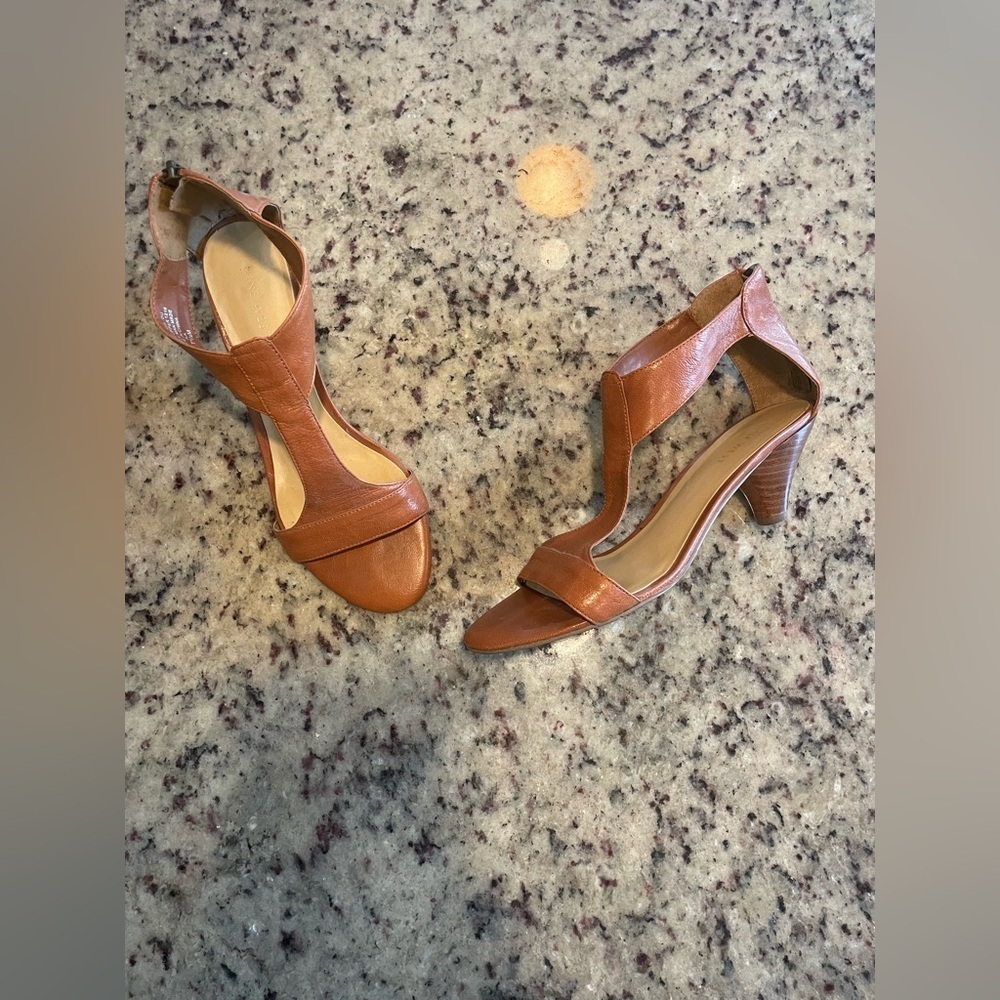 Women's Nine West cognac Leather kitten healed sandals size 7 1/2